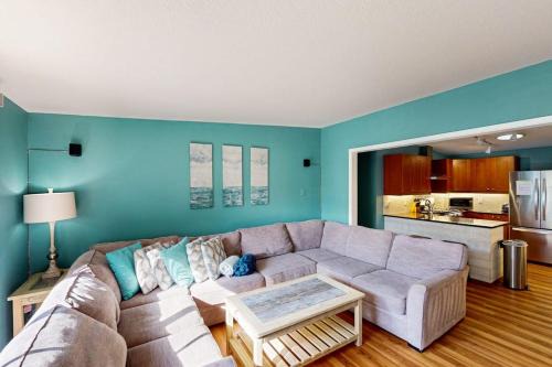 Beach getaway - sunny patio modern kitchen fast WiFi - walk to ocean dogs ok