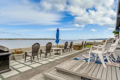 Beachfront Whidbey Island Home + Apartment!