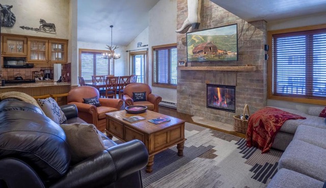 Bear Claw 615 - True Ski-in Ski-out Access, Slope Views & Winter Shuttle!