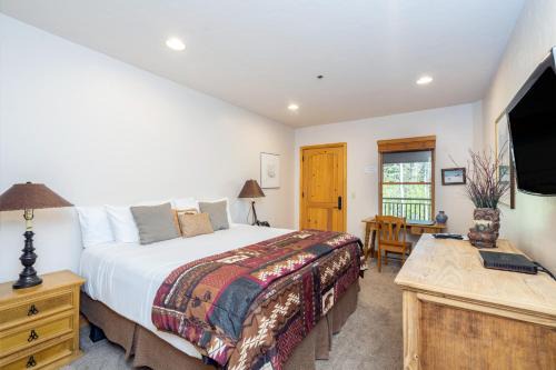 Bear Creek Lodge 107B Hotel Room
