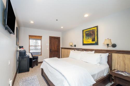 Bear Creek Lodge 112B Hotel Room