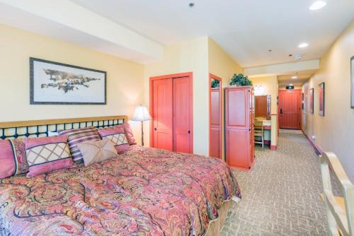 Bear Creek Lodge 308B Hotel Room