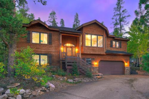 Bear Den - Ping Pong, Sauna, Fireplace, Close to Ski, Discount Rates
