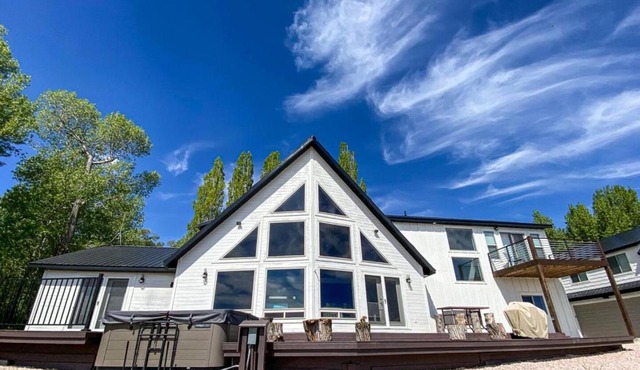Bear Foot Beach House-Beautiful Views on the Lake
