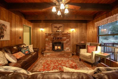 Beautiful 4BR Cabin with Mountain Views Near Shaver Lake and China Peak Pet Friend Fast WiFi Free Parking