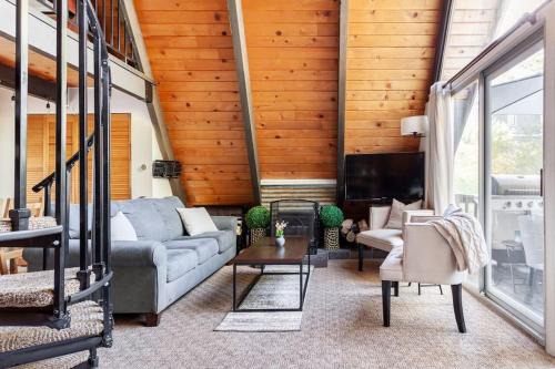 Beautiful A-Frame Mountain Cabin Near Lake!