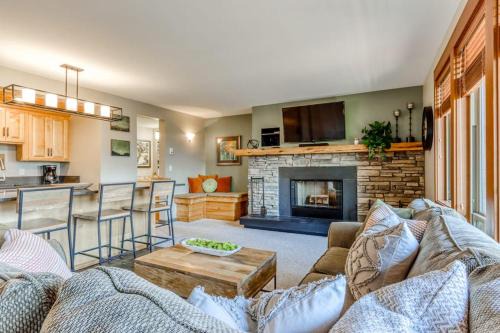 Beautiful Bend home with shared pools & hot tubs & free WiFi - close to hikes