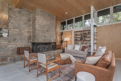 Beautiful Fully Renovated Mid-Centruy Modern Home