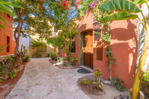 Beautiful home in Founder s few Steps from the Coffee shop