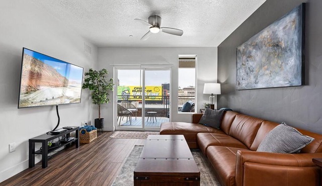 Beautiful, Opulent Central City 1BD1BA- Amenities!