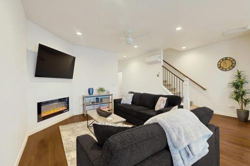 Beautiful Spacious Townhome close to downtown & UO with WiFi AC Fireplace