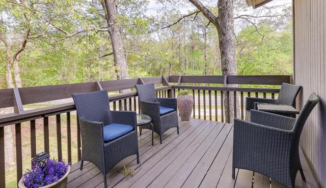 Bella Vista Townhome w/Deck Near Back 40 Trails!