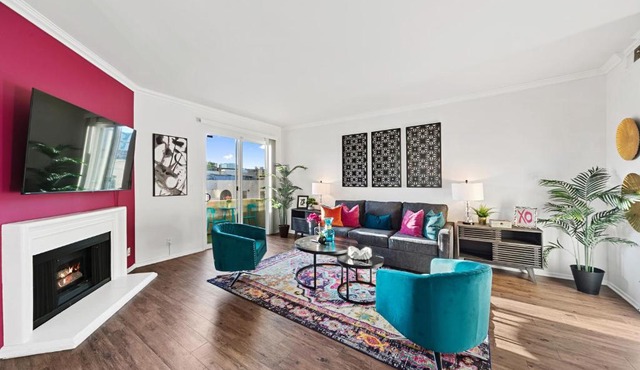 Beverly Hills Chic 2 bed 2bath with Patio and Parking 309