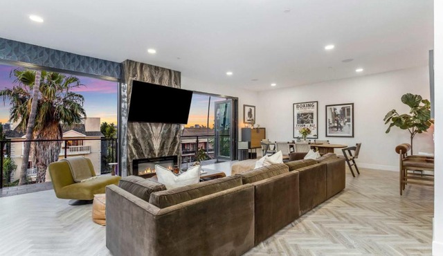 Beverly Hills Penthouse Rooftop Hot Tub & Panoramic City Views