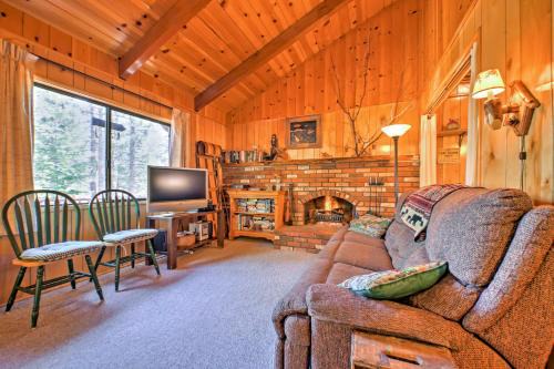 Big Bear Lake Cabin w/Deck ~ 7 Mi to Ski Slopes!