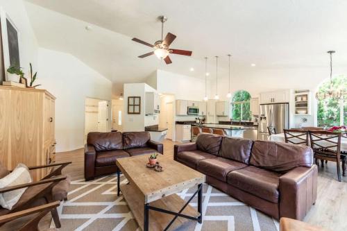 Big Family Getaway- Theater Room- BBQ- Play Room- Fire Pit