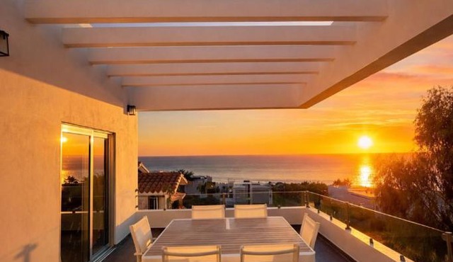 Big house with pool and sea view