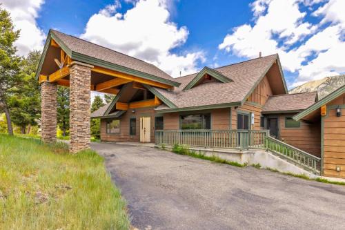 Big Sky Chalet Private Hot Tub plus Mountain Views