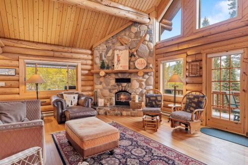 Big Sky Cozy Cabin Lone Peak Views Hot Tub