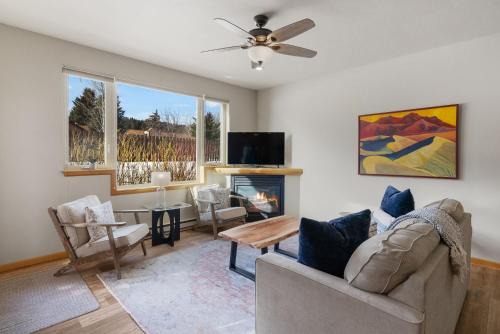 Big Sky Townhome - Fireplace Hot Tub