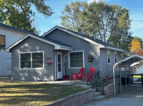 Bo & Barb’s Cozy 2BR Home w/Backyard