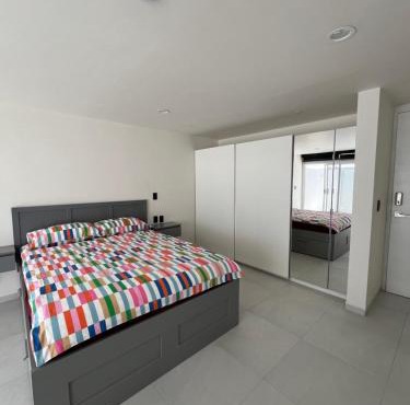 Bonito espacio de habitación con terraza, cocina y baño privado en Oasis Malvas - World Cup visitors welcome!