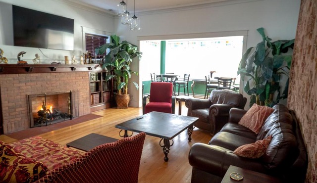 Bootlegger House Sleeps 10-20 Free TV & Parking