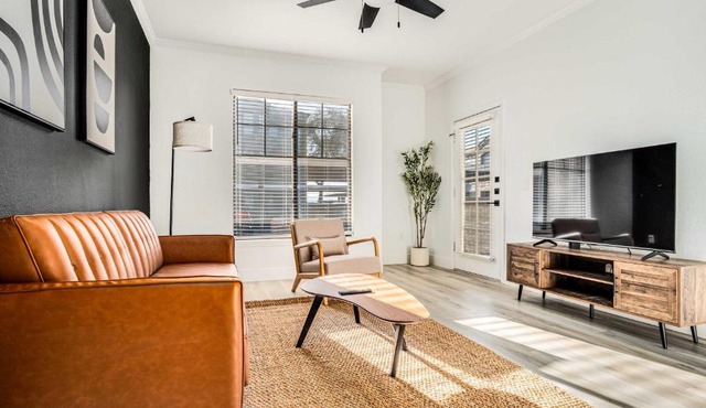 Boulevard Stays 1BR by Stadium Pool Parking Gym 01
