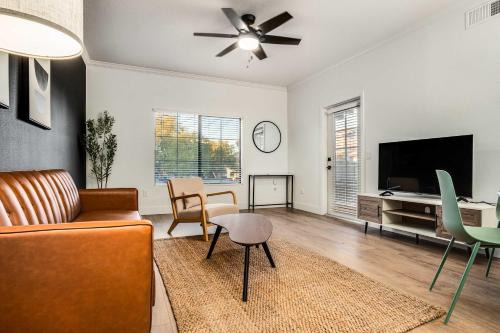 Boulevard Stays Quiet Modern 1BR Pickleball Pool Parking Gym 08