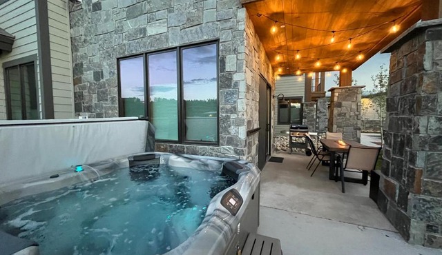 Brand New! Private hot tub, bunk room and walkable to restaurants/shops