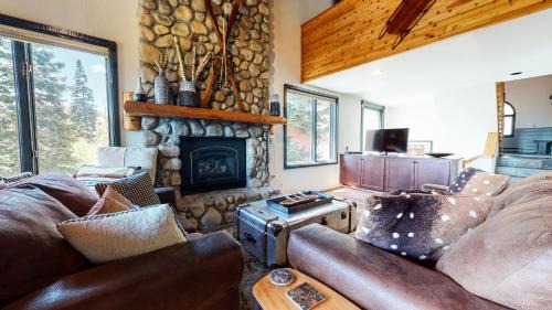 Bridges Townhome 5 Large, Remodeled Mountain View Townhome with Private Jacuzzi, Steps to Eagle Lodge