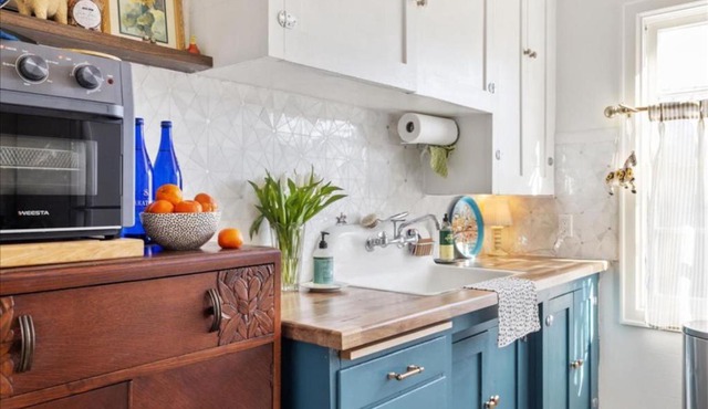 Bright & Cozy 2BR | Near Downtown, MSU & Hospitals