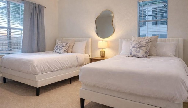 Bright Cozy 2BR WORKERfriendly, Pool, Gym with KINGbed
