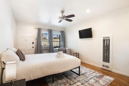 Bright Second-Floor Studio Near Beverly Hills