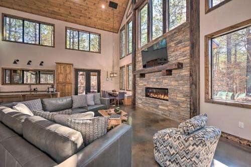 Broken Bow 'Lazy Dog Lodge' w/Hot Tub, Pool Table