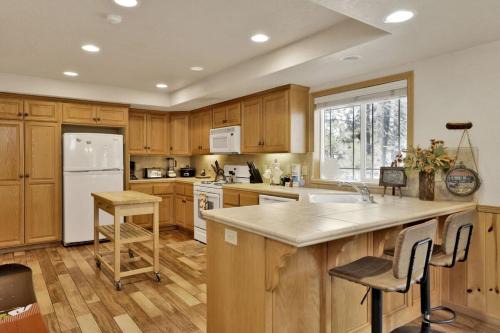 Brownie Resort Retreat Walk-to-Ski Snow Summit Duplex Getaway