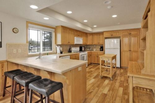 Brownie Retreat Walk-to-Summit Mountain Getaway for Snowboarders & Skiers