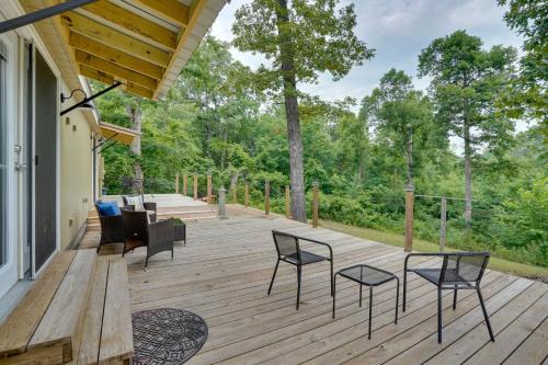Buchanan Home w/Deck, 4 Mi to Paris Landing!
