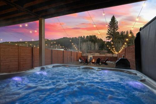 Buffalo Ridge - Hot Tub & Walk to Downtown