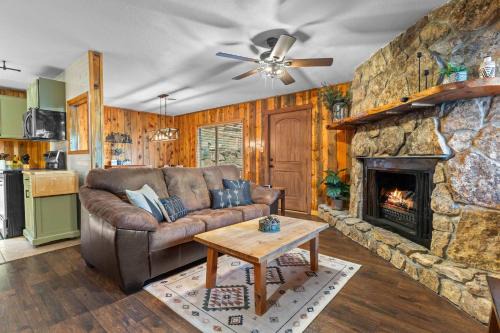 Cabin 20- King Cabin w Roku TV Full Kitchen