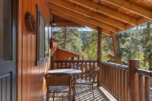 Cabin 5- Private Cabin w King bed kitchen porch