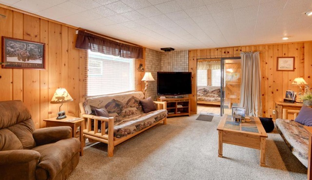 Cabin Less Than 1 Mi to Yellowstone Nat'l Park!