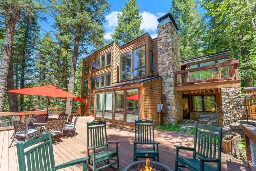 Carpe Montem - Modern, Views, Large Deck, Hot Tub, Private