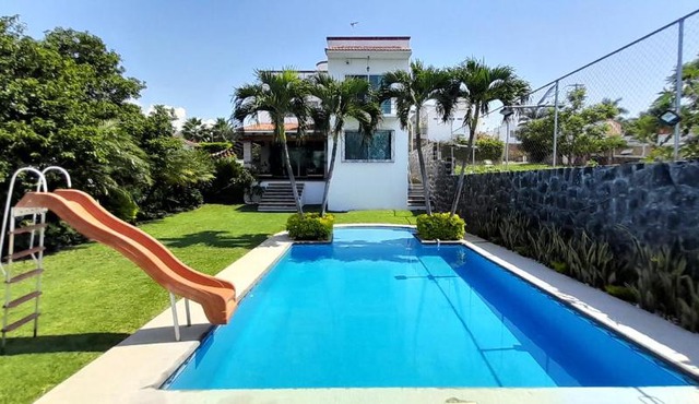 Casa con alberca privada y agradable jardín