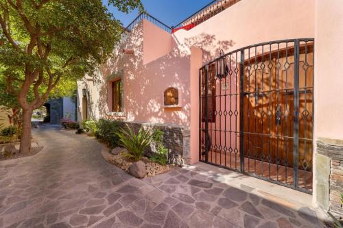 Casa de Aloha! Beautifully Decorated! Steps from pristine Beach, Spa's and Restaurants!