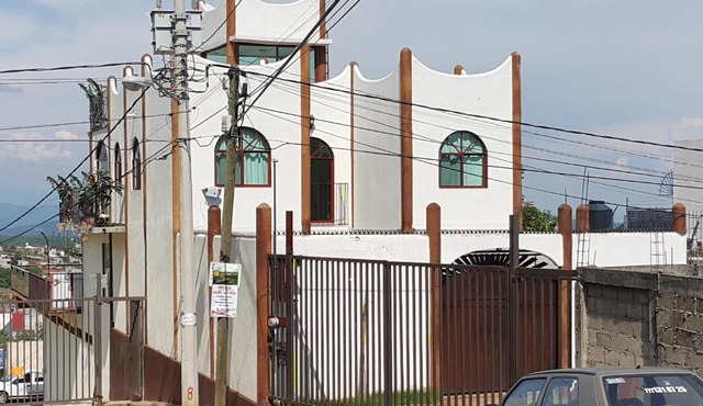 CASA PRIVADA CON ALBERCA VOLADA