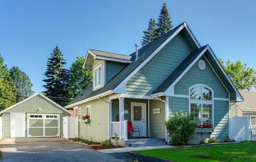 CDA Getaway! King Beds, Gear Storage, RV & Trailer Parking, 1 Mile to the Lake!