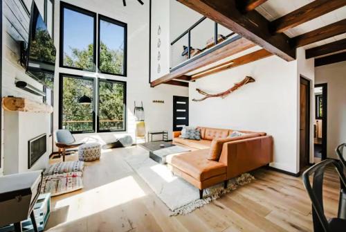 Cedar Haus Modern Family Haven w Game Room Hot Tub EV Charger Fully Fenced Yard Dogs OK