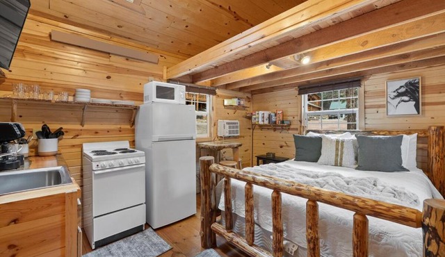Cedar Hollow Cabin- Cozy Black Hills Getaway