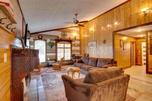 'Cedar Pointe' - Peaceful Lake Cabin in Odessa